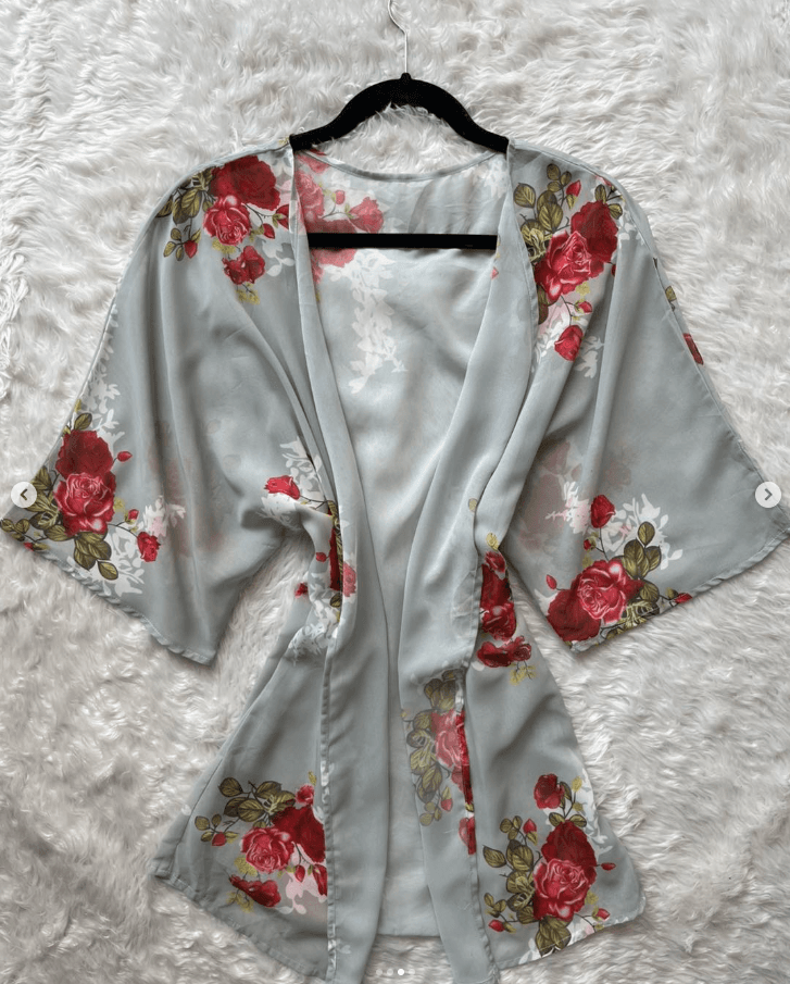 Kimono verde menta con rosas rojas imagen 1